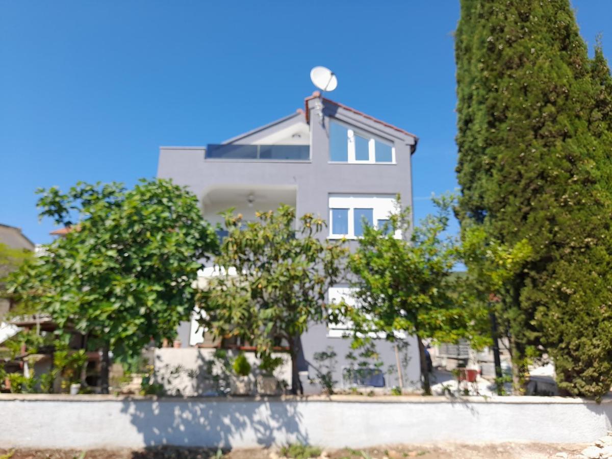 Apartman Prvi Red Do Mora Sveti Filip i Jakov Exterior foto